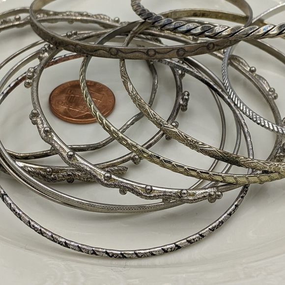 ✨3 for 25 ✨Lot of 11 Silver Tone Textured Bangles - Picture 4 of 10